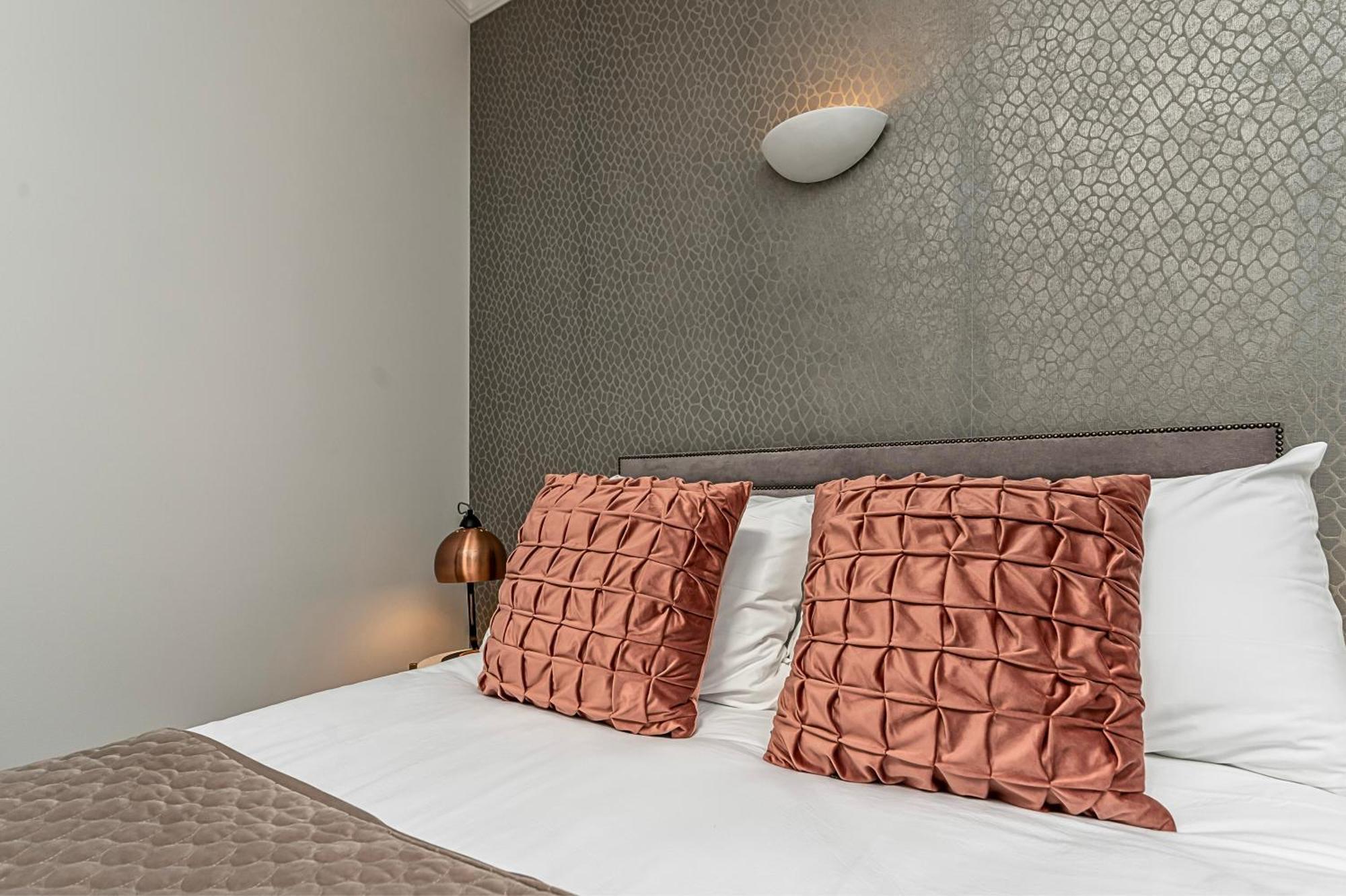 The Secret Kensington Garden Mews-2 Bedroom Full House-2 Train Lines- Spacious-Kings Road- Harrods -Chelsea Stadium-Private Small Patio 런던 외부 사진