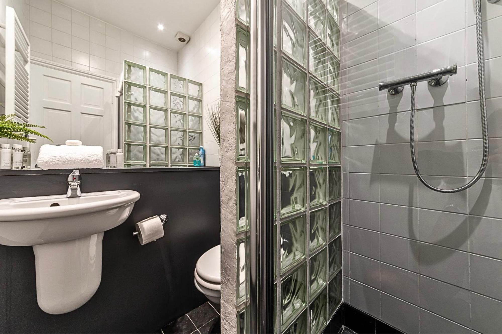 The Secret Kensington Garden Mews-2 Bedroom Full House-2 Train Lines- Spacious-Kings Road- Harrods -Chelsea Stadium-Private Small Patio 런던 외부 사진