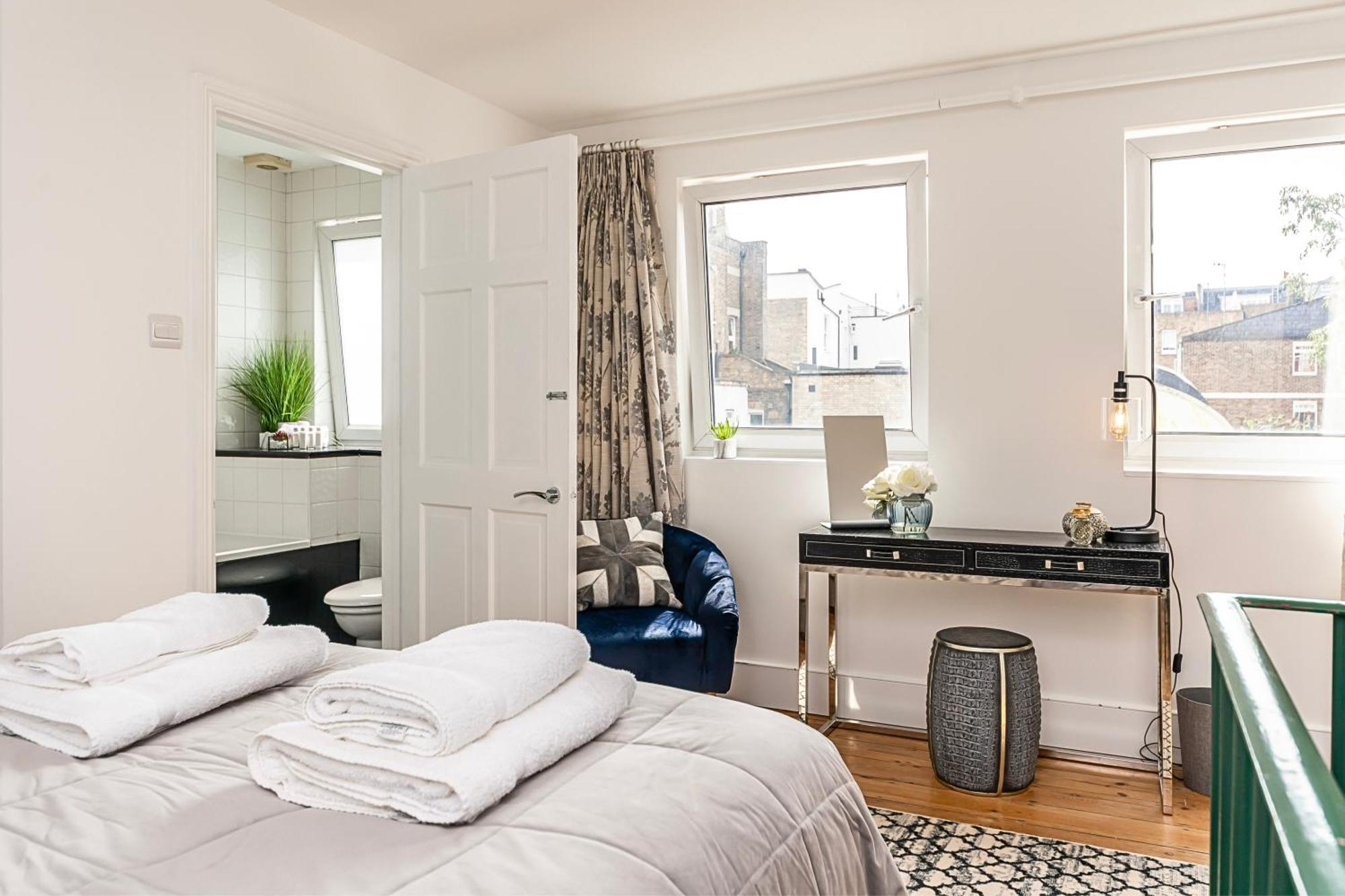 The Secret Kensington Garden Mews-2 Bedroom Full House-2 Train Lines- Spacious-Kings Road- Harrods -Chelsea Stadium-Private Small Patio 런던 외부 사진