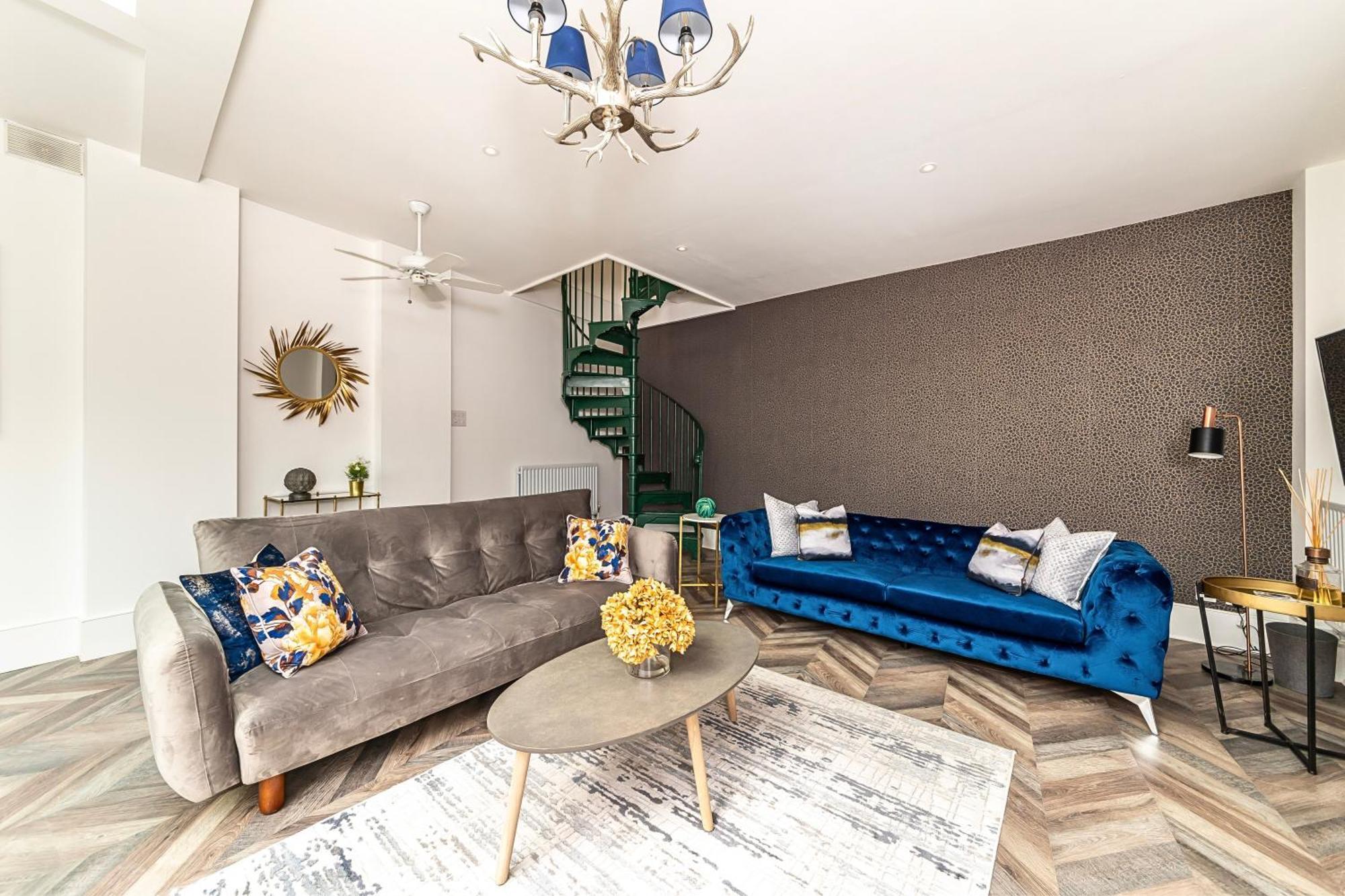 The Secret Kensington Garden Mews-2 Bedroom Full House-2 Train Lines- Spacious-Kings Road- Harrods -Chelsea Stadium-Private Small Patio 런던 외부 사진