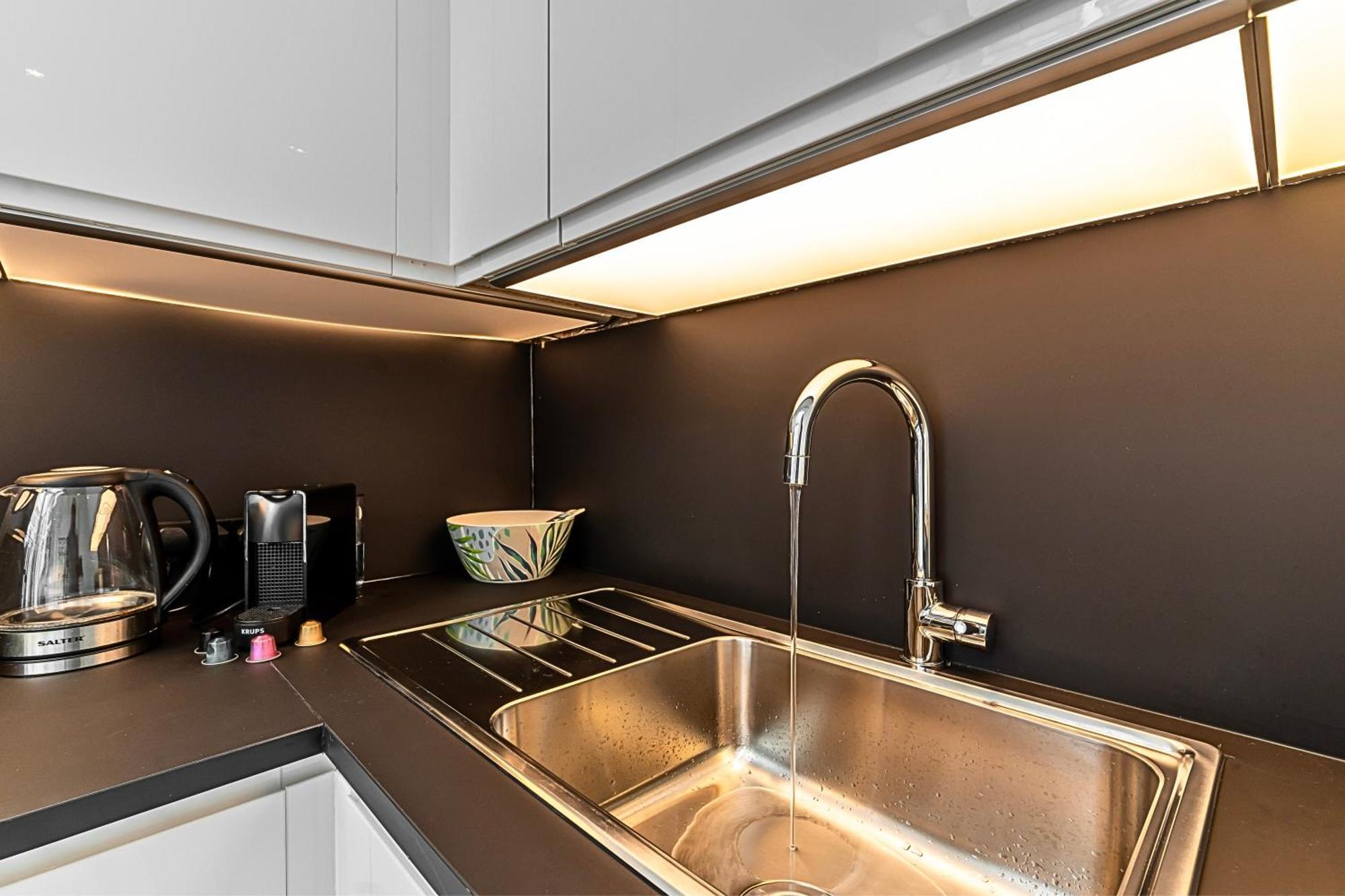 The Secret Kensington Garden Mews-2 Bedroom Full House-2 Train Lines- Spacious-Kings Road- Harrods -Chelsea Stadium-Private Small Patio 런던 외부 사진