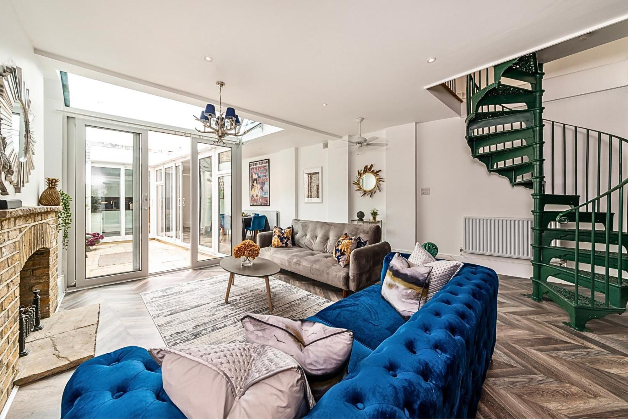The Secret Kensington Garden Mews-2 Bedroom Full House-2 Train Lines- Spacious-Kings Road- Harrods -Chelsea Stadium-Private Small Patio 런던 외부 사진