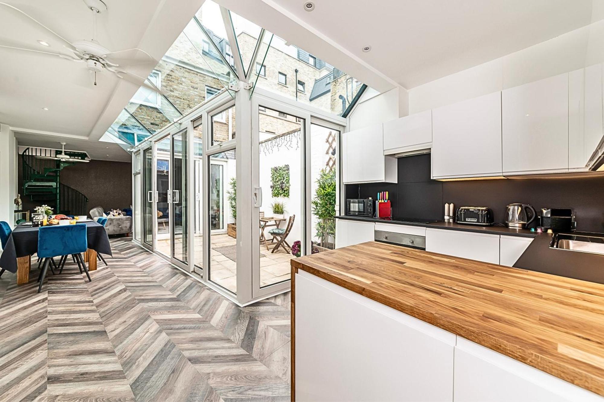 The Secret Kensington Garden Mews-2 Bedroom Full House-2 Train Lines- Spacious-Kings Road- Harrods -Chelsea Stadium-Private Small Patio 런던 외부 사진