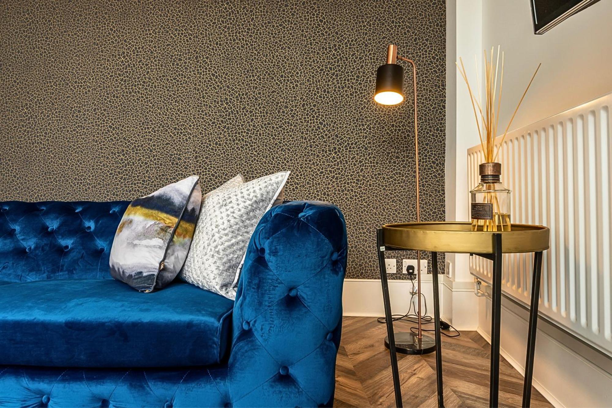 The Secret Kensington Garden Mews-2 Bedroom Full House-2 Train Lines- Spacious-Kings Road- Harrods -Chelsea Stadium-Private Small Patio 런던 외부 사진