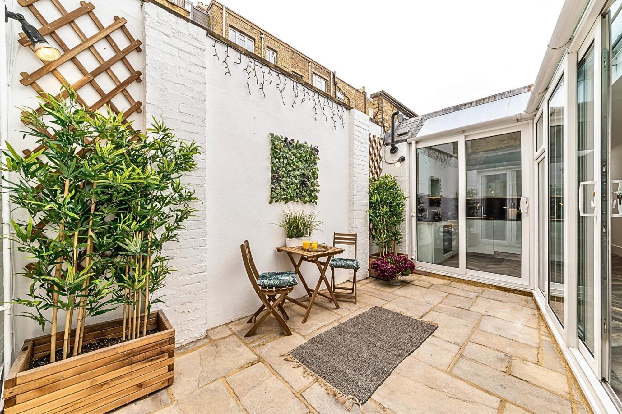 The Secret Kensington Garden Mews-2 Bedroom Full House-2 Train Lines- Spacious-Kings Road- Harrods -Chelsea Stadium-Private Small Patio 런던 외부 사진