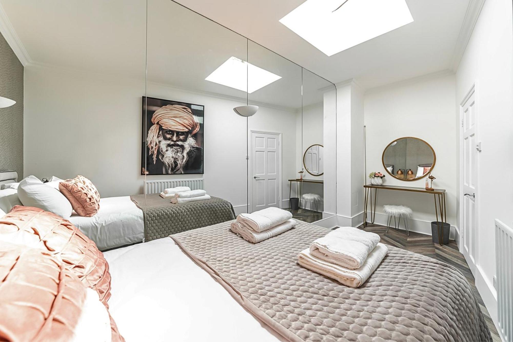 The Secret Kensington Garden Mews-2 Bedroom Full House-2 Train Lines- Spacious-Kings Road- Harrods -Chelsea Stadium-Private Small Patio 런던 외부 사진