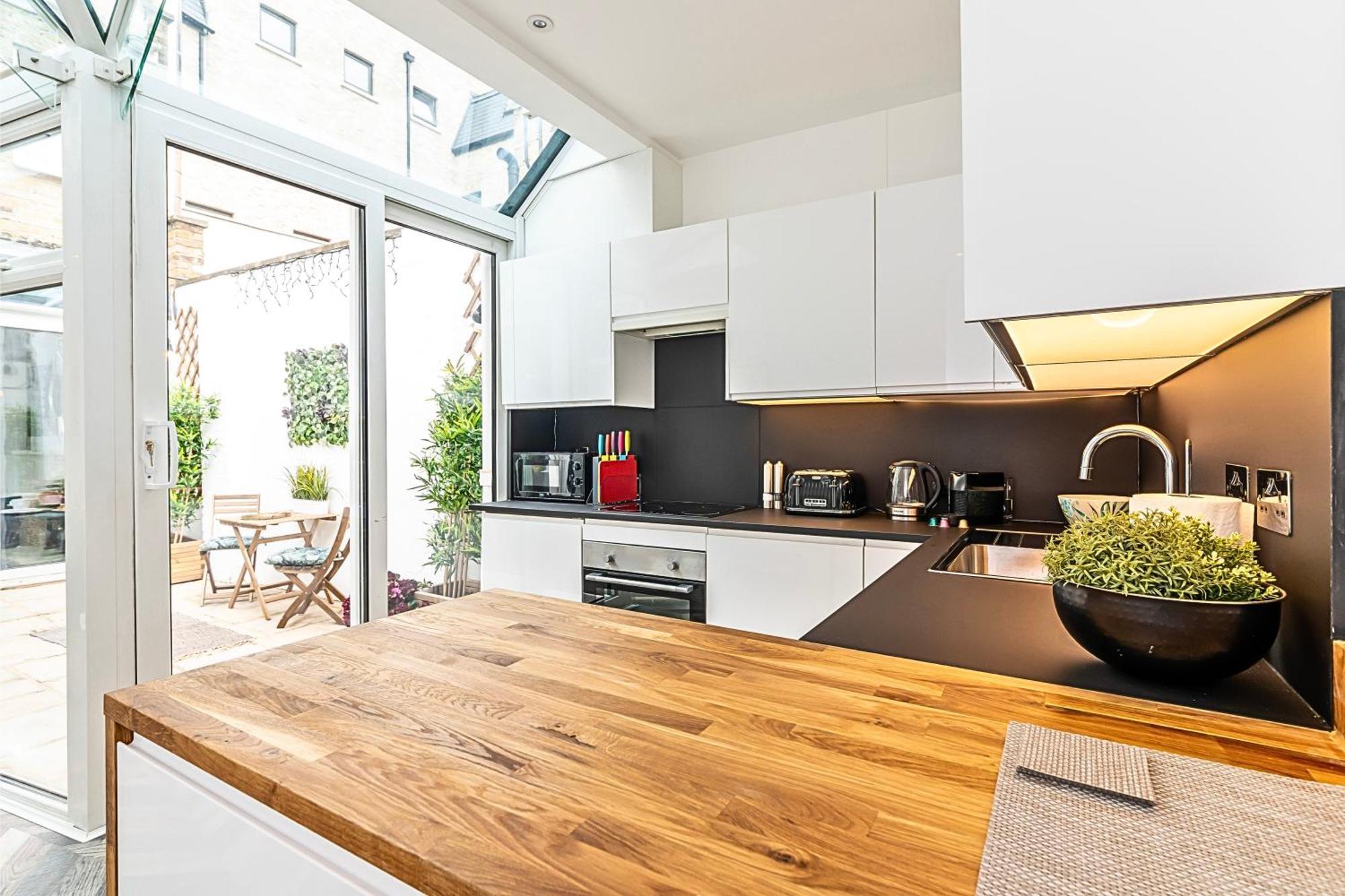 The Secret Kensington Garden Mews-2 Bedroom Full House-2 Train Lines- Spacious-Kings Road- Harrods -Chelsea Stadium-Private Small Patio 런던 외부 사진
