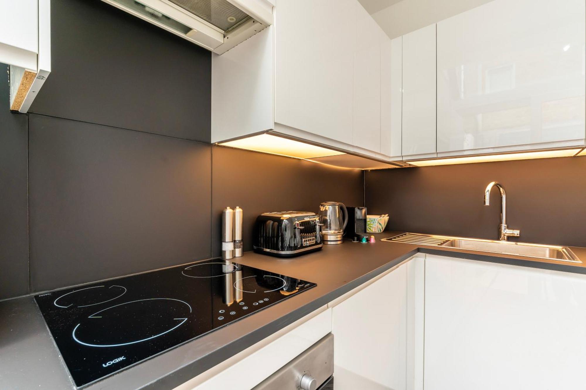 The Secret Kensington Garden Mews-2 Bedroom Full House-2 Train Lines- Spacious-Kings Road- Harrods -Chelsea Stadium-Private Small Patio 런던 외부 사진